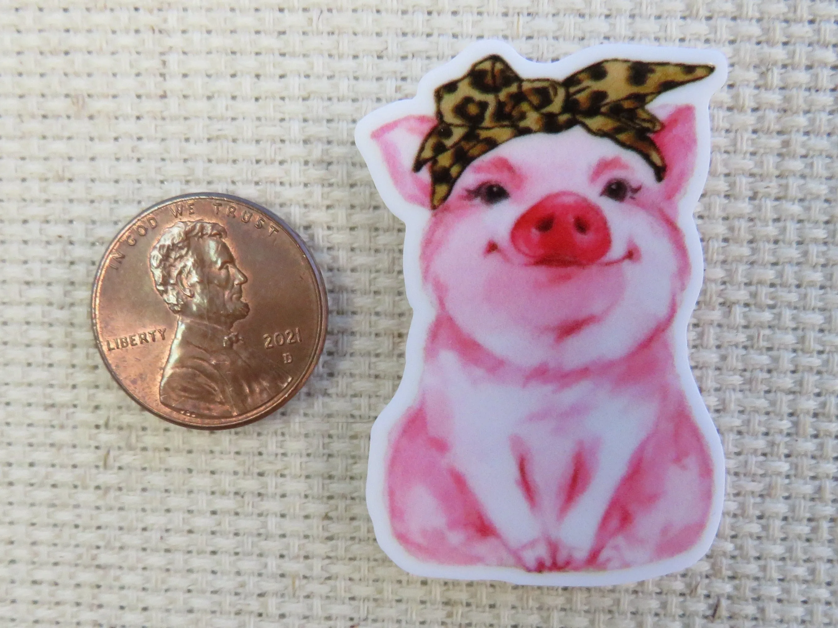 Bandana Wearing Pig Needle Minder, Cover Minder, Magnet