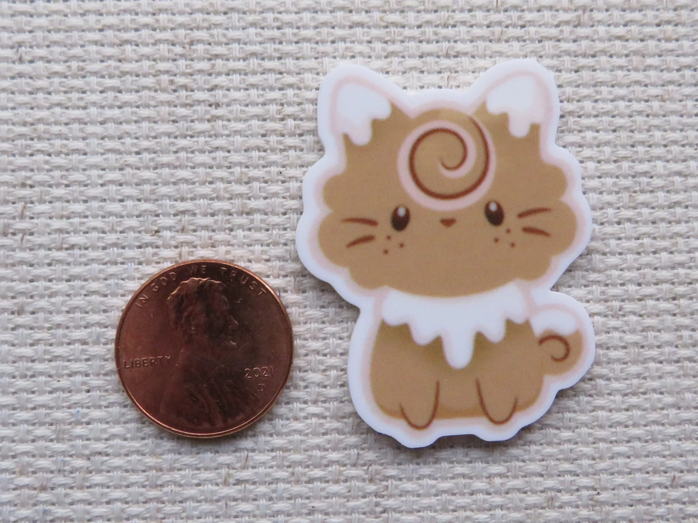 Cinnamon Roll Kitty Needle Minder, Cover Minder, Magnet